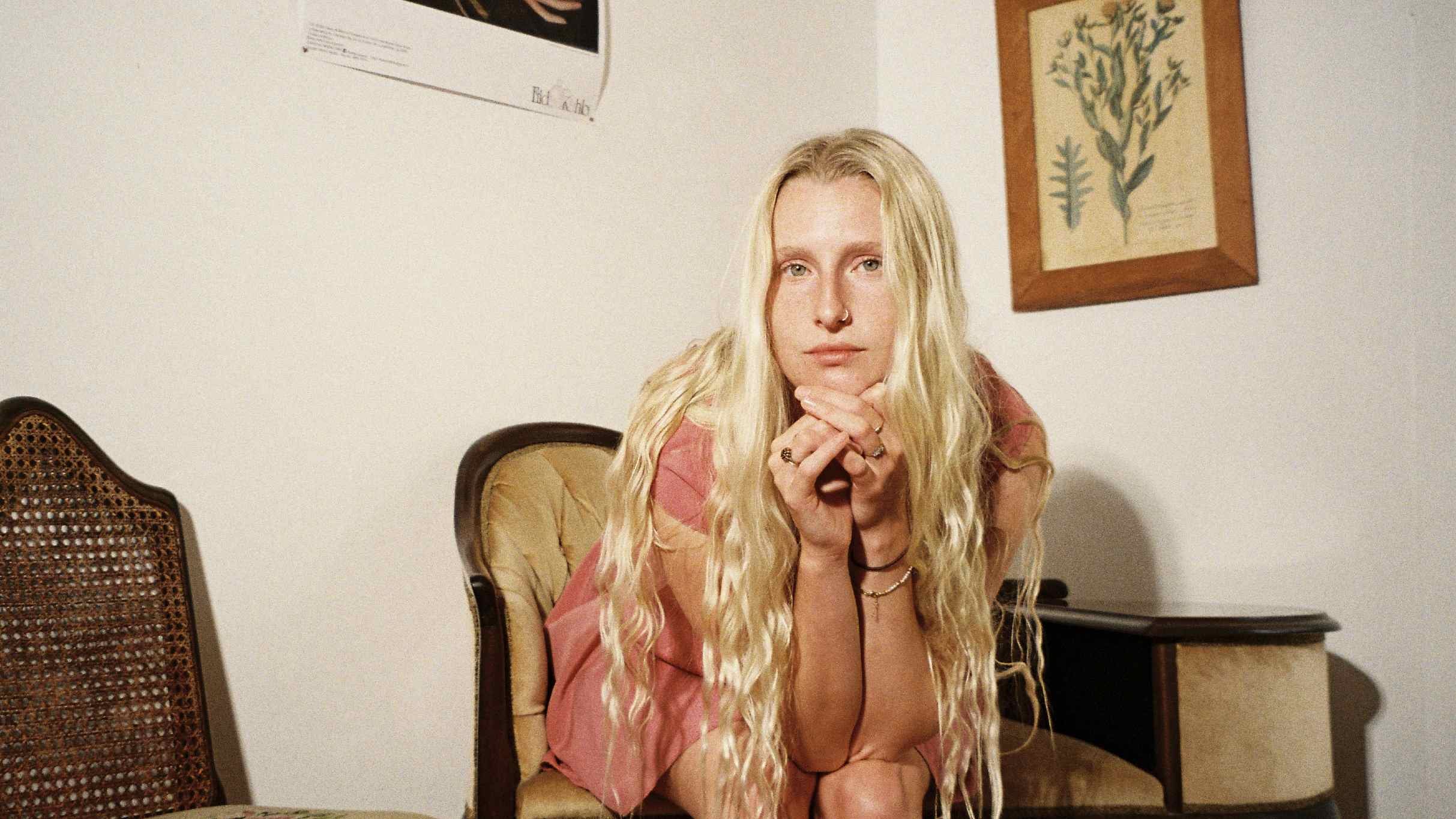 Billie Marten Melds Melodies in Amsterdam: A Night of Soulful Sounds!