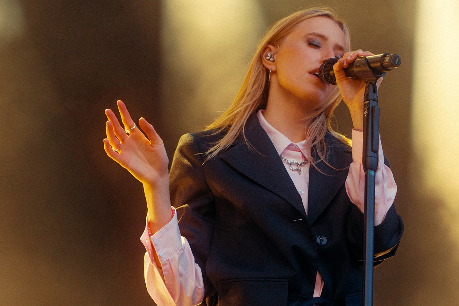 LEA: A Night of Enchanting Melodies in Schwetzingen's Schlossgarten