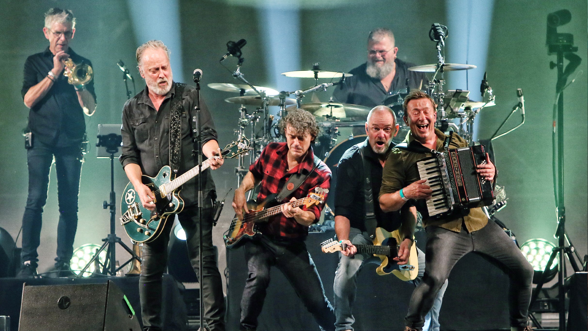 Rowwen Heze Roars into Haarlem: A Night of Limburgian Folk-Pop Magic!