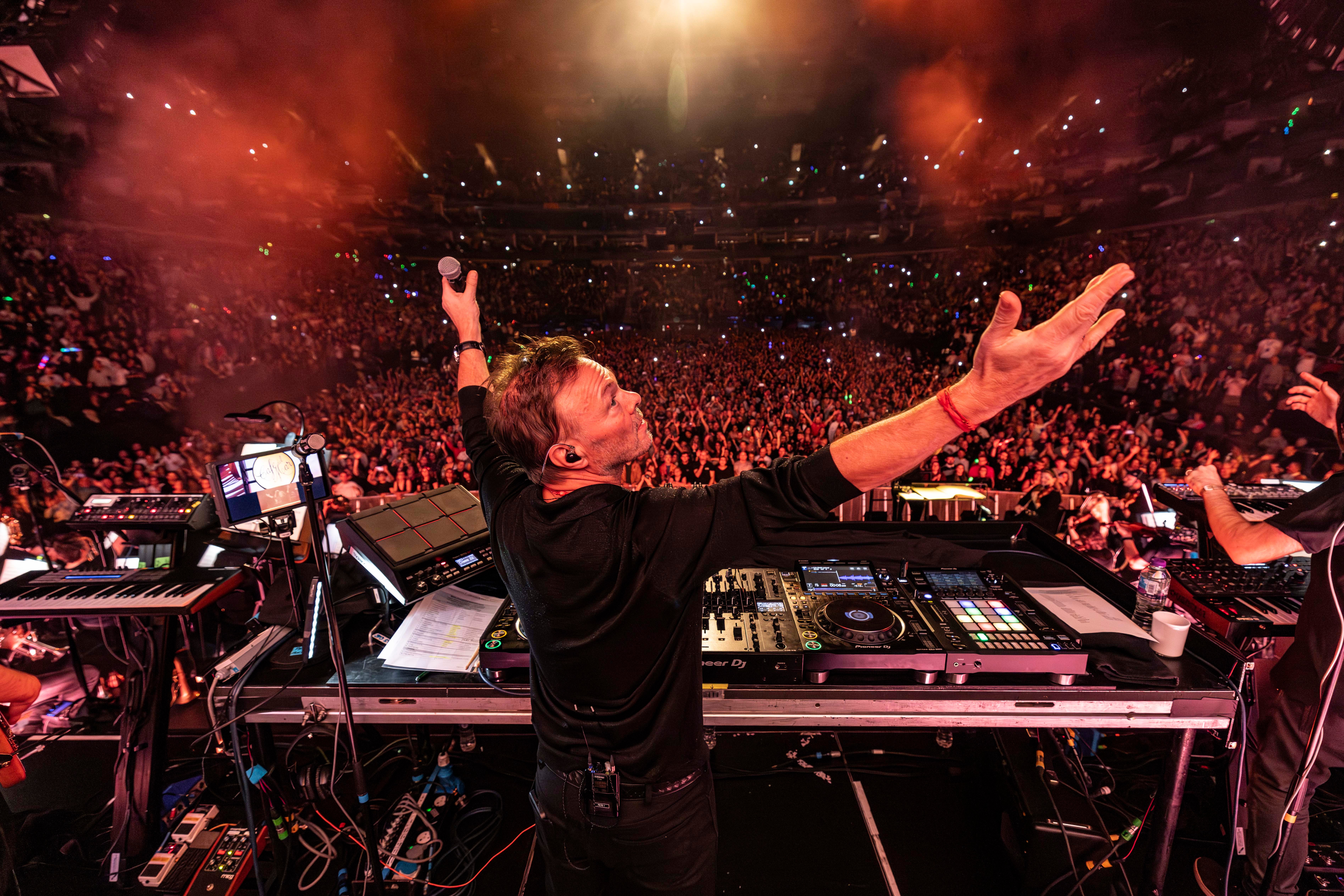 Ibiza Classics: Pete Tong's Electrifying Symphony at AO Arena!