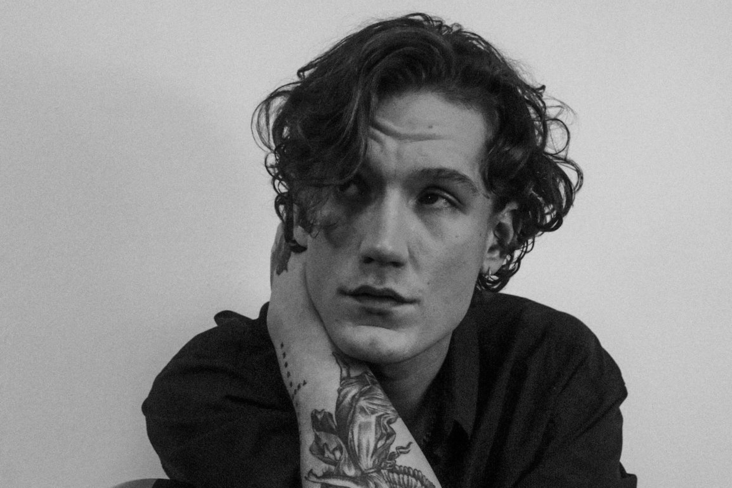 Experience Micha Live at Effenaar: An Intimate Evening of Soulful Music